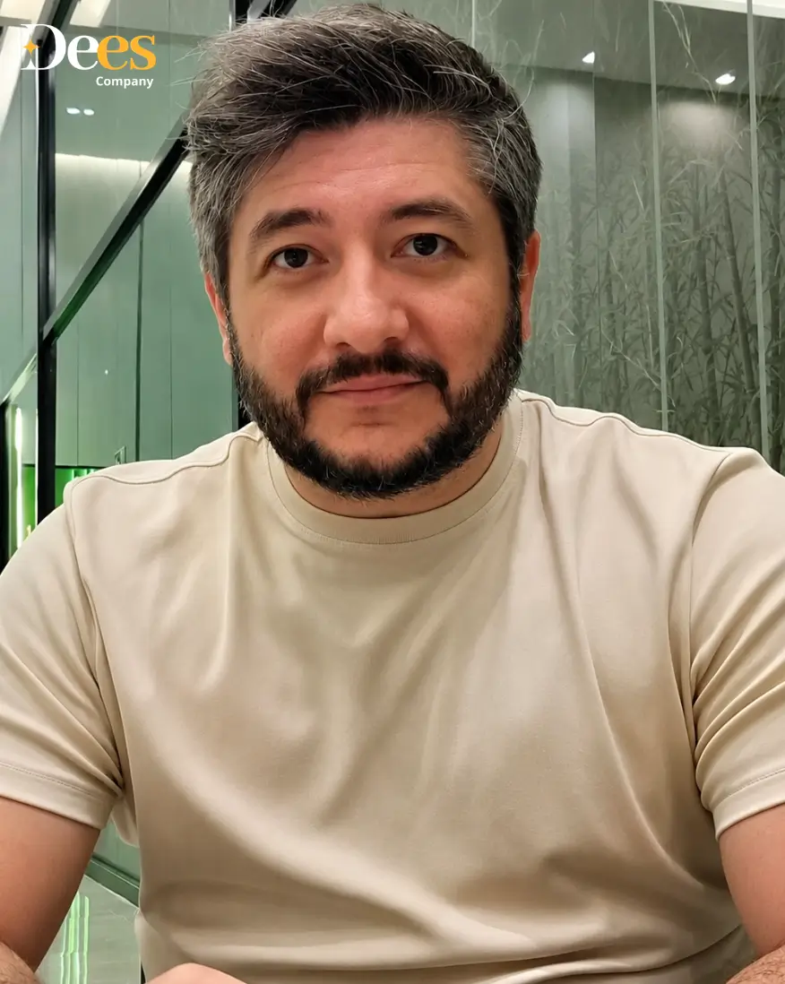 Gian Di Mambro, especialista em Proteção Patrimonial na Dees Company. Retrato profissional em escritório com identificação de nome e cargo no rodapé.